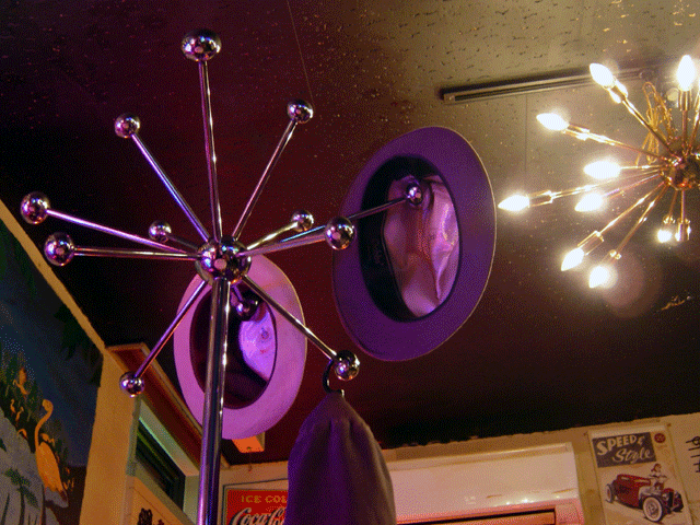 スターバーストデザインのコートハンガー